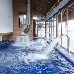 Een sauna, een bubbelbad, een stoombad, een Turks bad/hammam