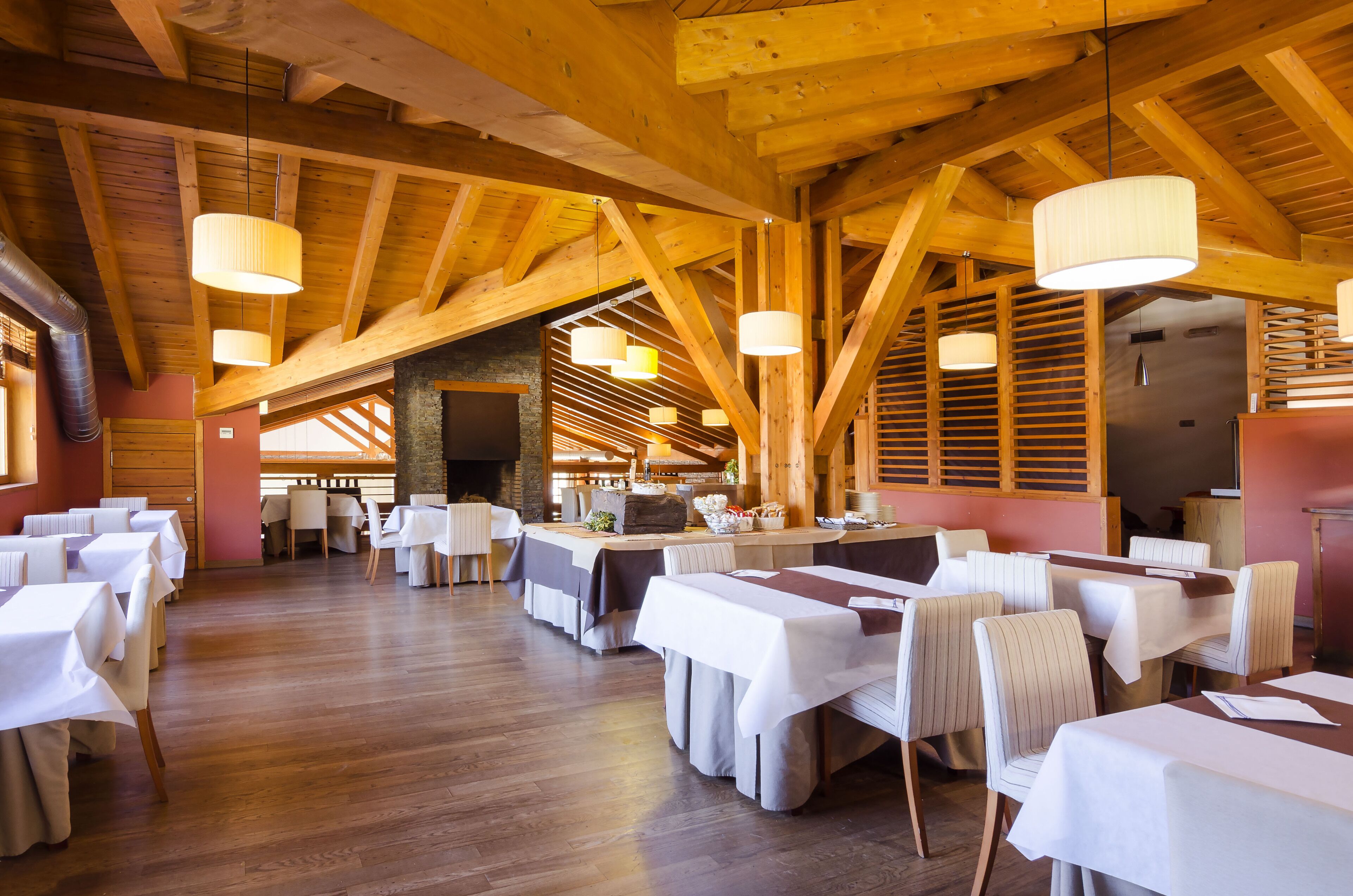 تقديم الإفطار والغداء والعشاء