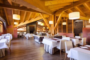 Petit déjeuner, déjeuner et dîner servis sur place