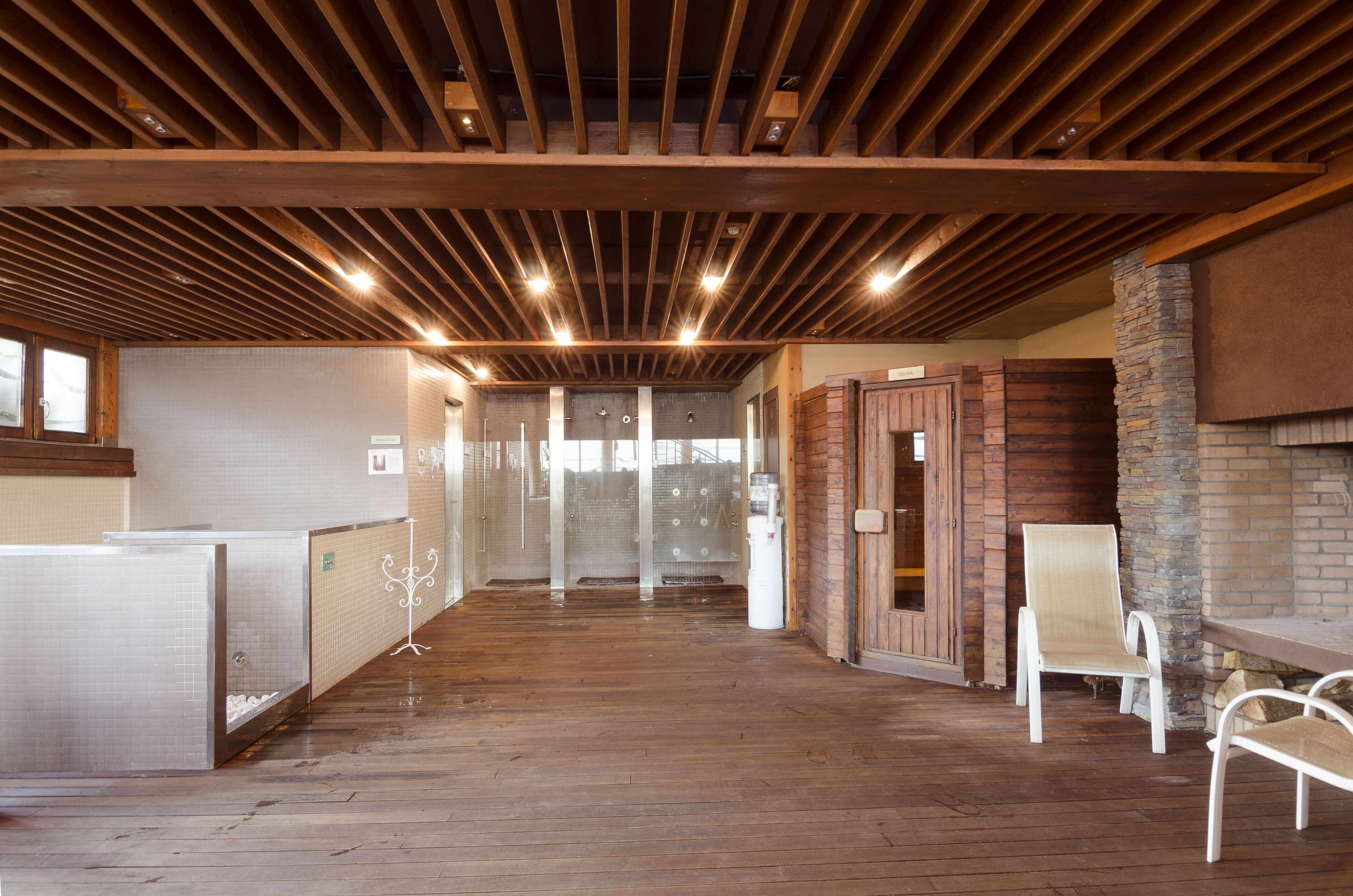 ساونا، حوض استحمام ساخن، غرفة بخار، حمام تركي، علاجات للجسم