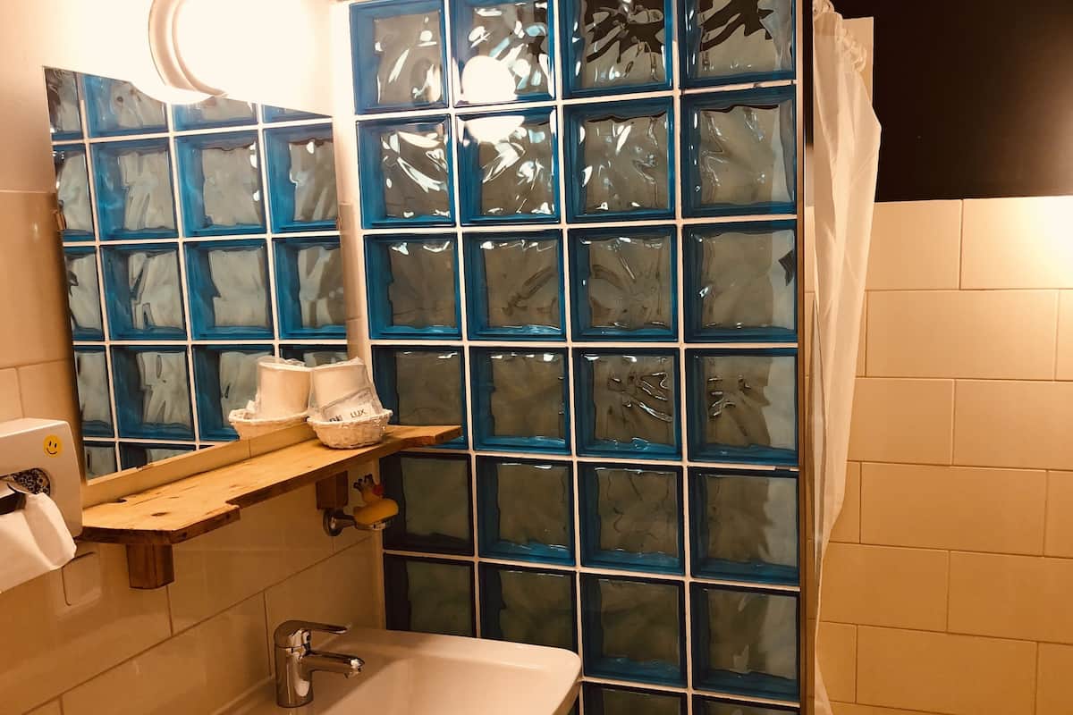 single room | desk, free wifi, bed sheets