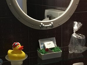 Amenidades de baño gratuitas, secadora de cabello, toallas 