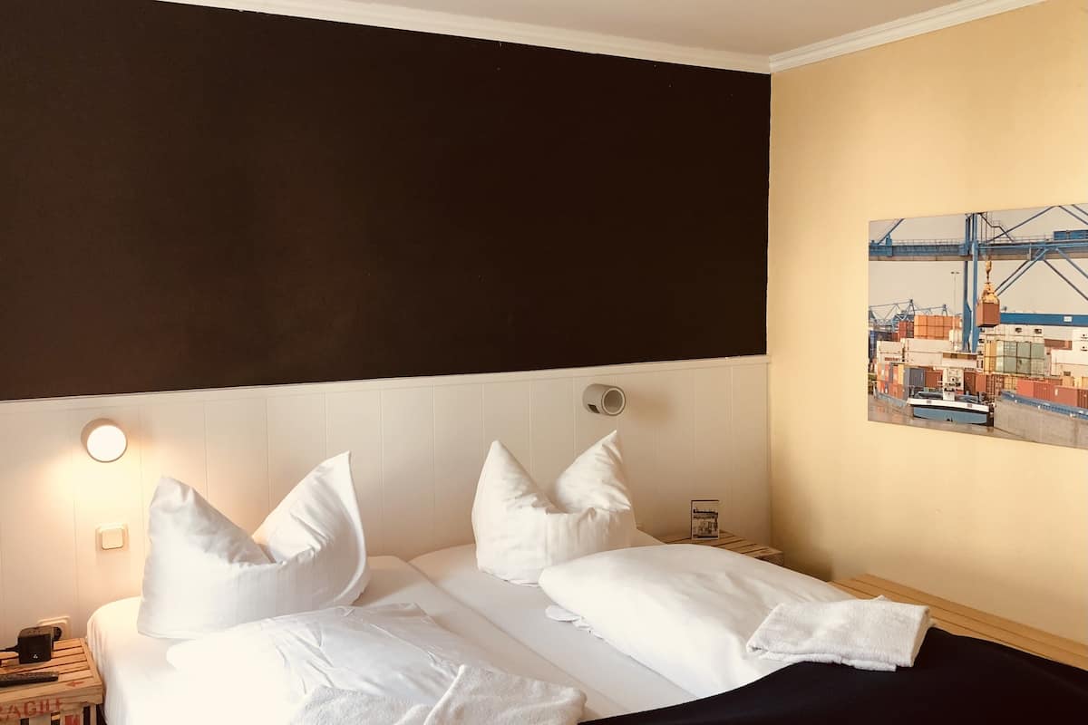 Comfort Double Room | Meja, Wi-fi percuma, cadar katil