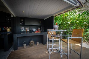 Petit déjeuner, déjeuner et dîner servis sur place, vue sur la piscine