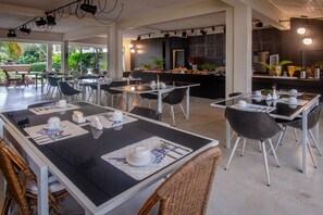 Petit déjeuner, déjeuner et dîner servis sur place, vue sur la piscine