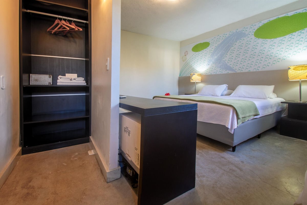 Minibar, Zimmersafe, Schreibtisch, laptopgeeigneter Arbeitsplatz