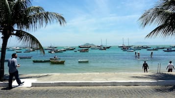 Perto da praia, areia branca, toalhas de praia 