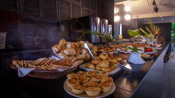 Café da manhã com buffet grátis todos os dias
