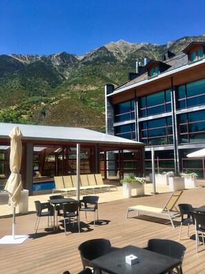 Una piscina techada, sillones reclinables de piscina