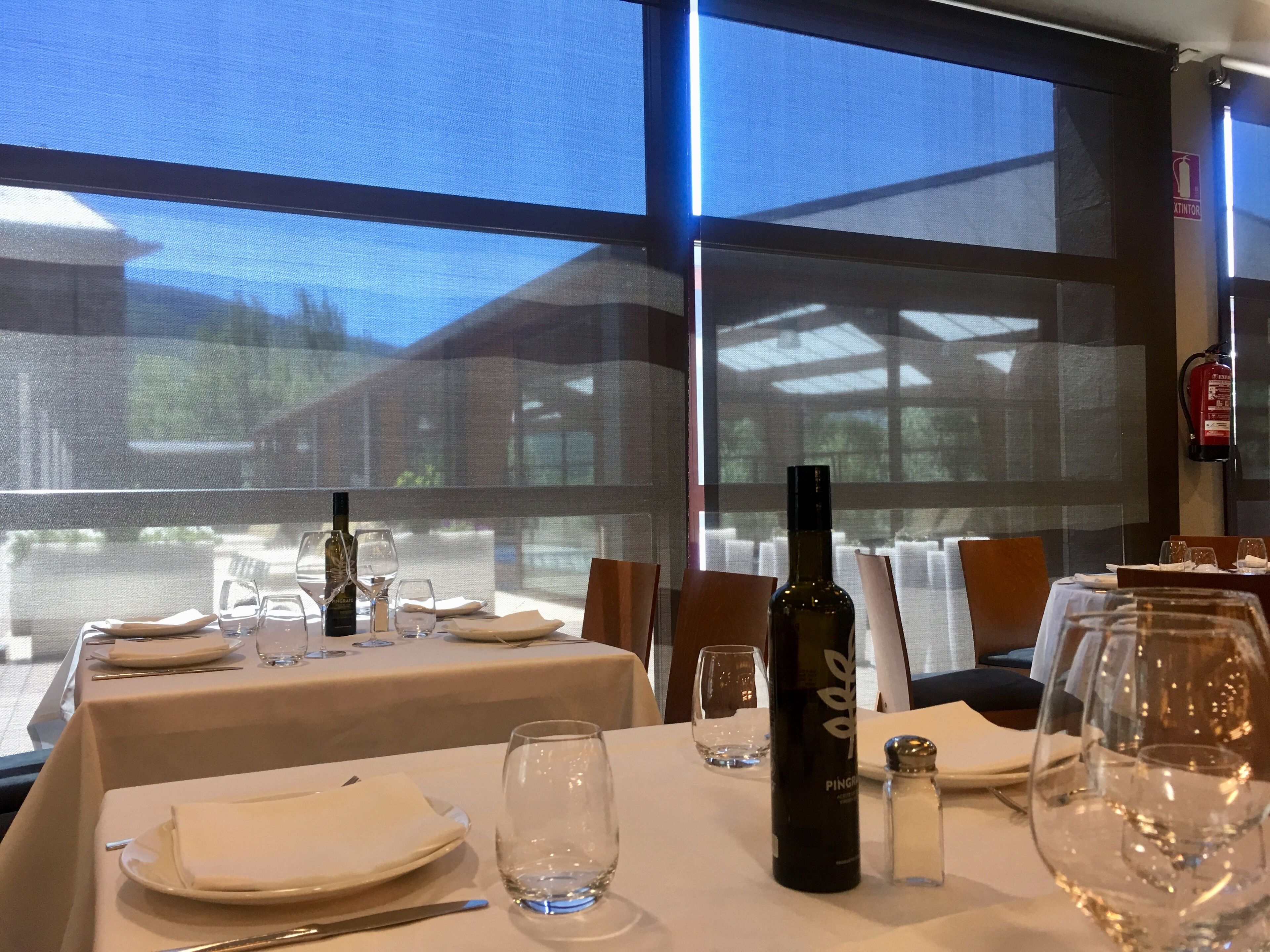 2 restaurants, breakfast served