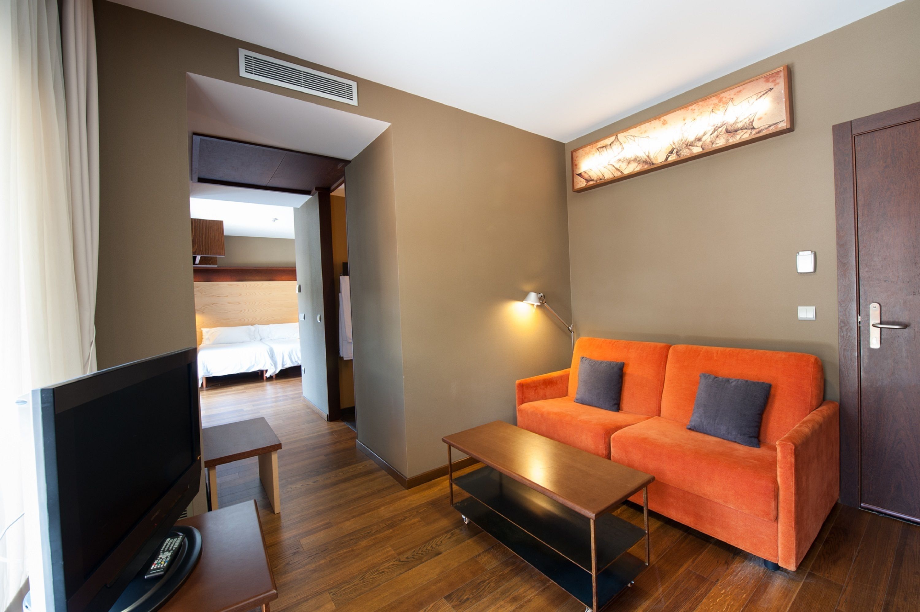 flat-screen tv, dvd player