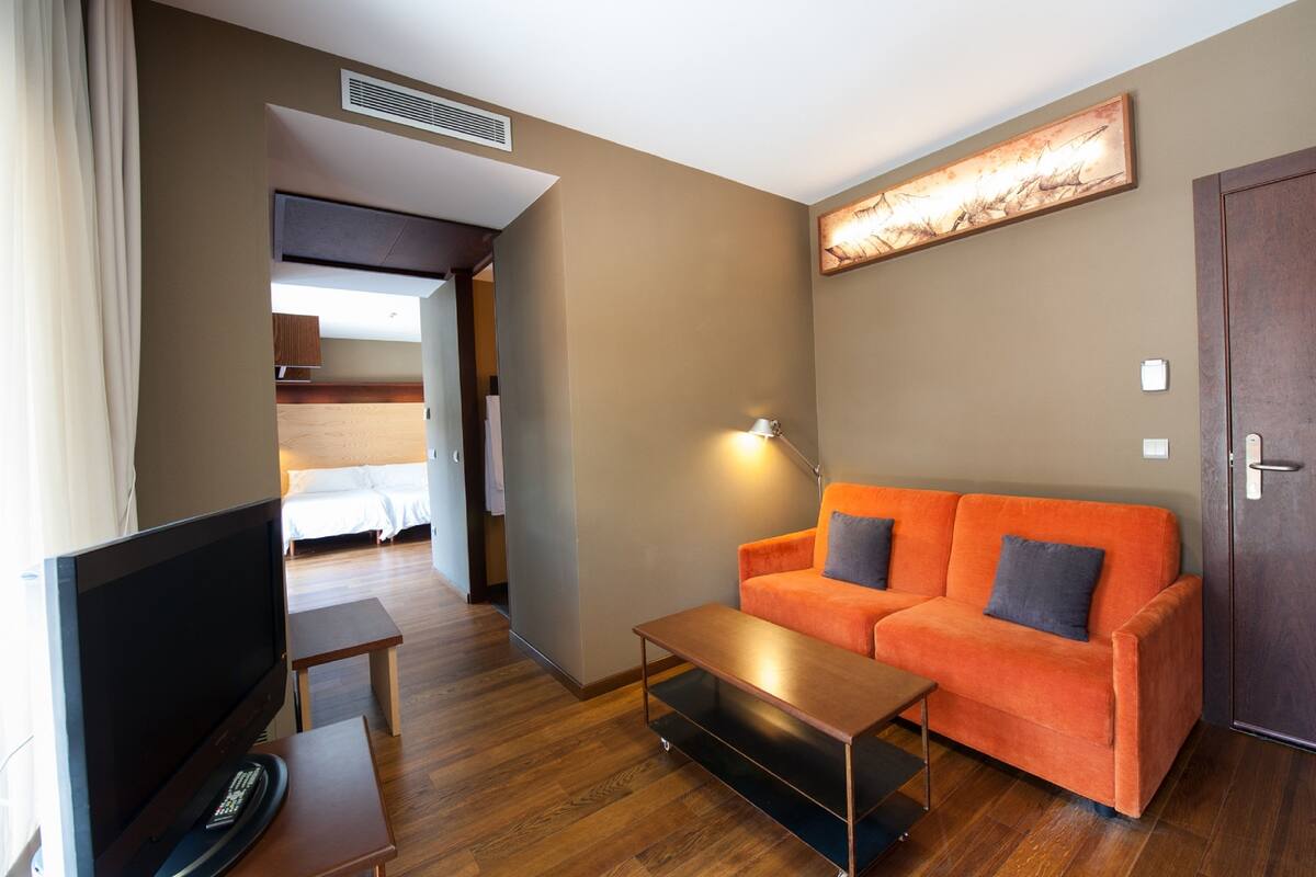 flat-screen tv, dvd player