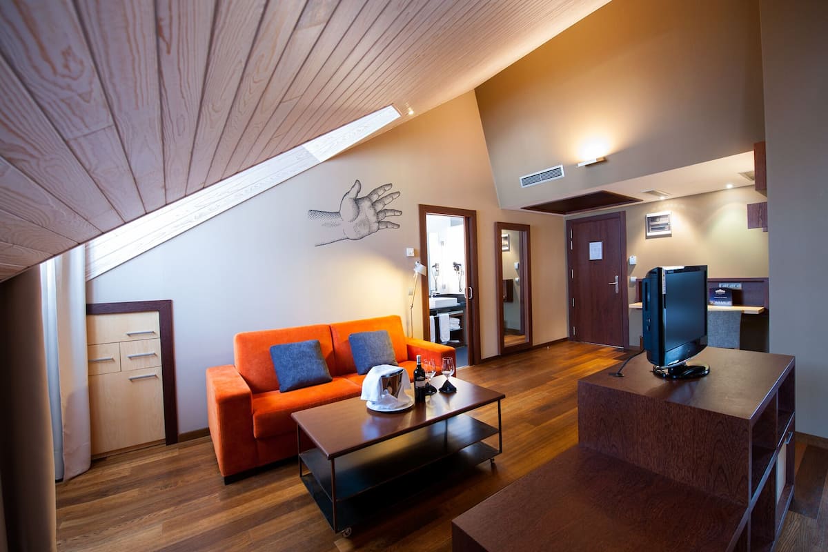 Bộ đồ giường cao cấp, chăn bông, nệm có lớp đệm bông, minibar