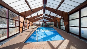 Indoor pool, sun loungers