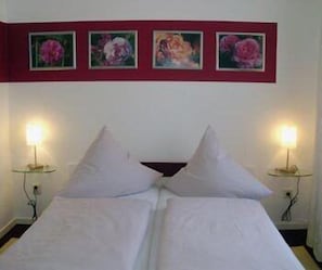 Doppelzimmer, 1 Queen-Bett | Individuell eingerichtet, kostenloses WLAN, Bettwäsche