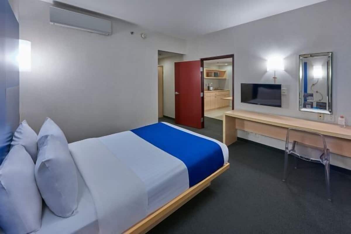 Edredón, caja de seguridad en la habitación y escritorio