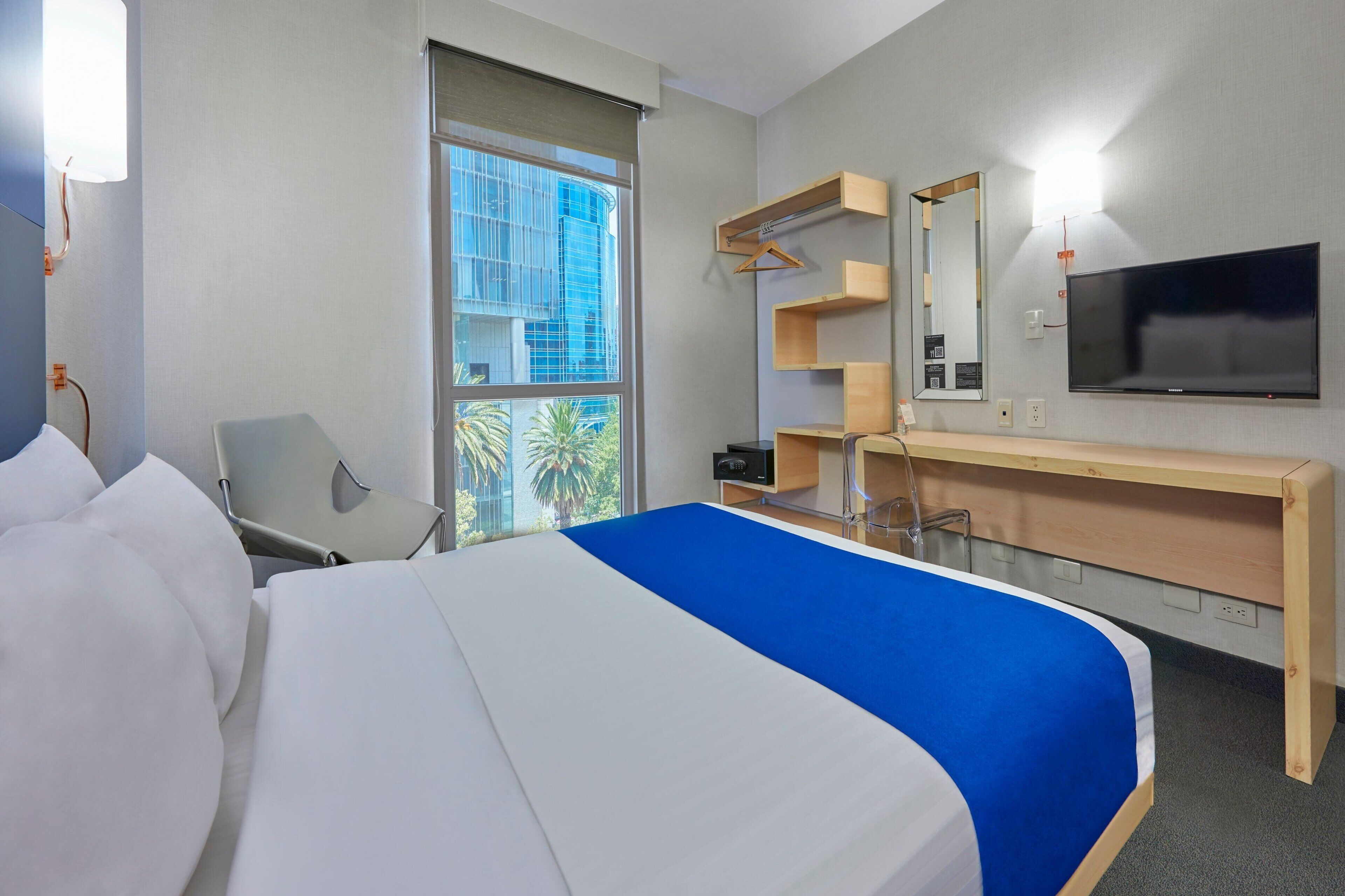 room, 1 queen bed, non smoking | 1 bedroom, down duvets, in-room safe, desk