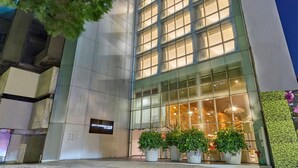A modern building with a glass facade and a sign reading "City Express Plus." - City Express Plus by Marriott Ciudad de México Reforma El Ángel (Mexico City)