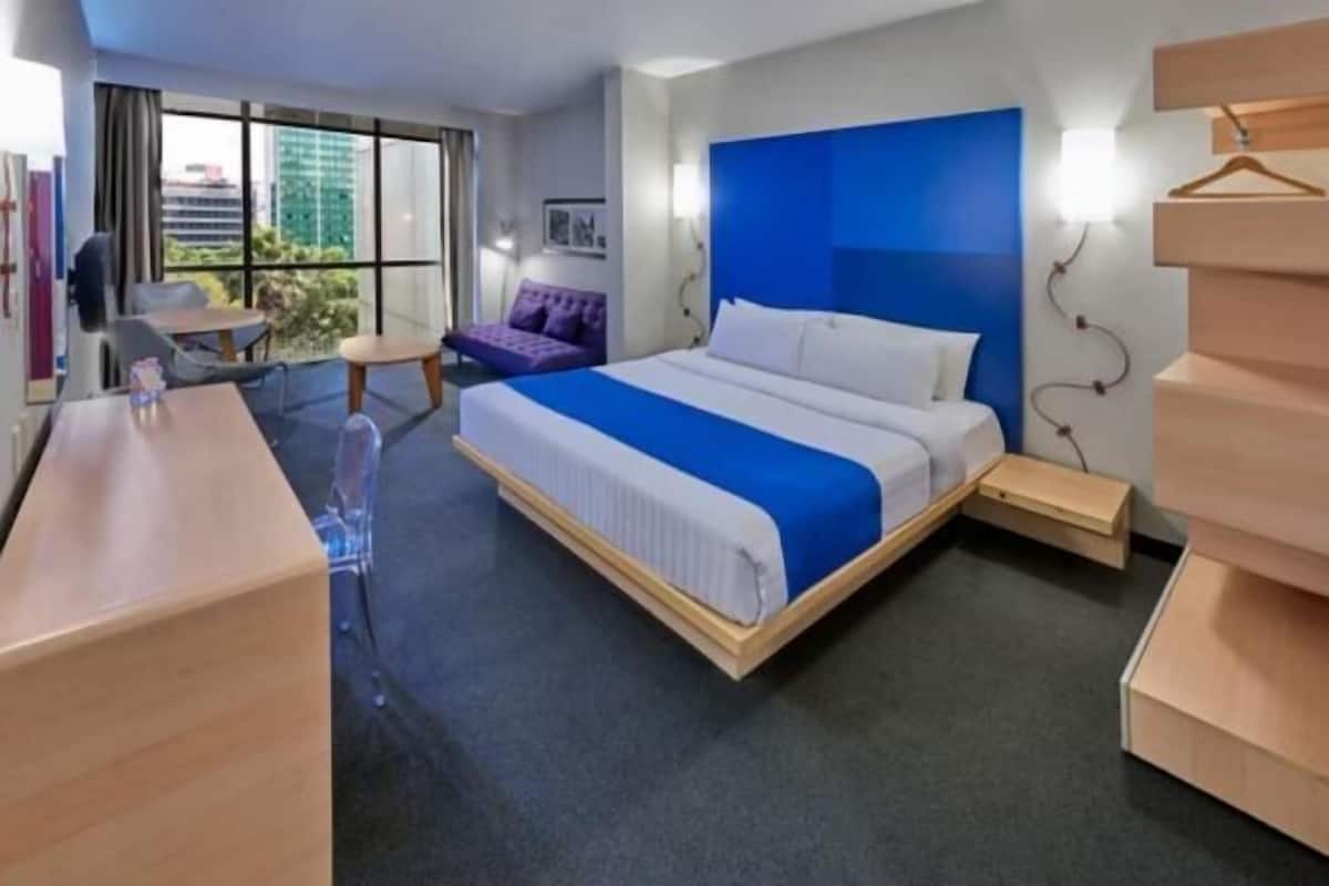 Edredón, caja de seguridad en la habitación y escritorio