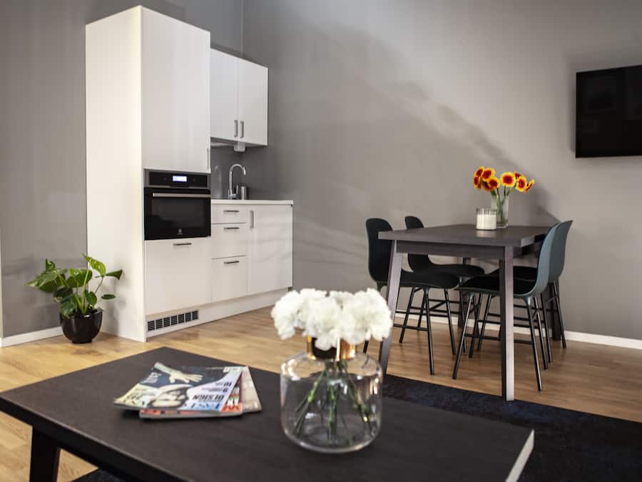 Kjøleskap, mikrobølgeovn, kokeplater og vannkoker