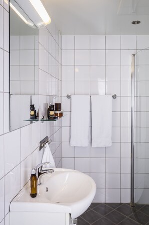 Shower, free toiletries, hair dryer, towels - Frogner House - Nationaltheatret  (Oslo)