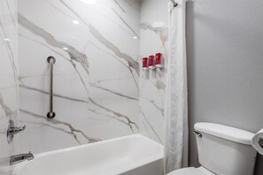 Standaard kamer, 2 queensize bedden, niet-roken, koelkast en magnetron | Badkamer | Gratis toiletartikelen, een haardroger, handdoeken