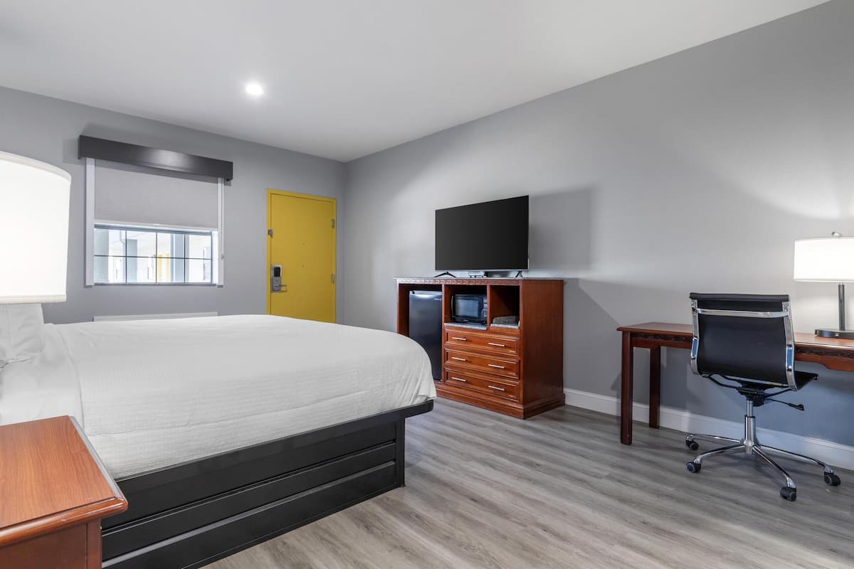 Standard Room, 1 King Bed, Accessible, Refrigerator & Microwave