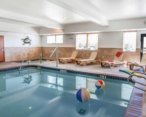 Indoor pool, sun loungers - Comfort Suites Wenatchee Gateway (Wenatchee)