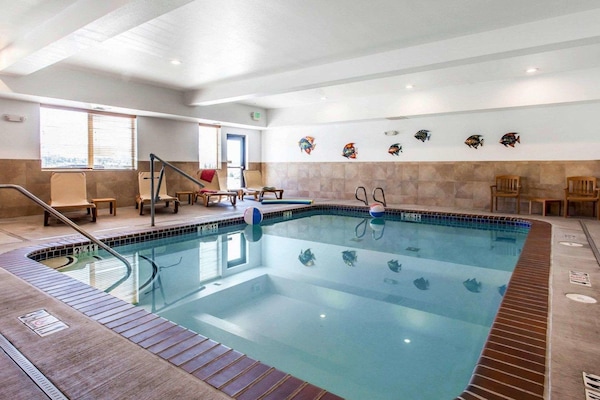 Una piscina techada, sillones reclinables de piscina