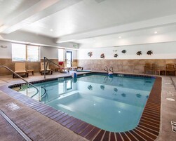 Una piscina techada, sillones reclinables de piscina