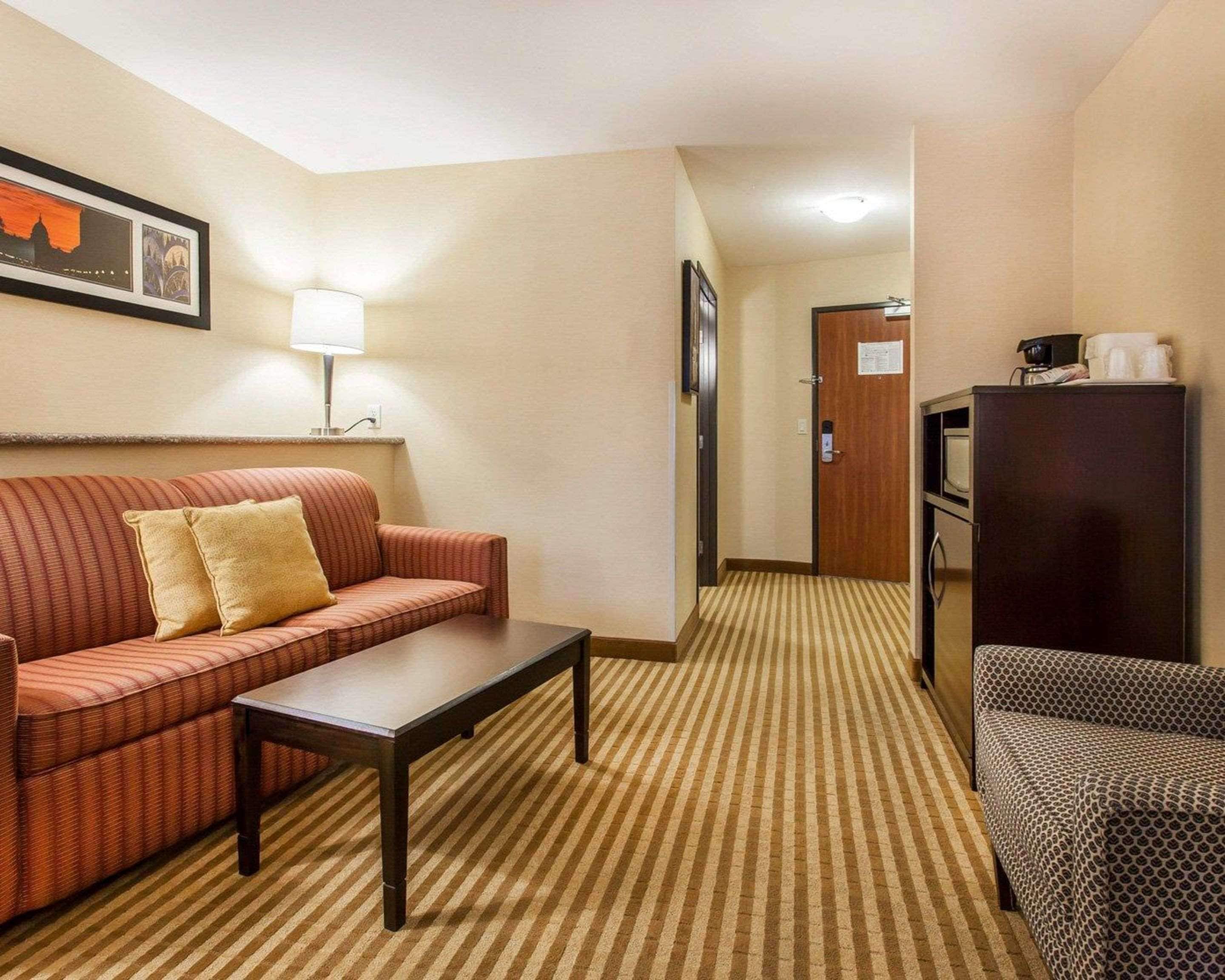 suite, non smoking | 1 bedroom, premium bedding, pillow-top beds, desk