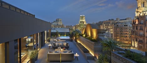 Suite, 1 kingsize bed (Barcelona) | 1 slaapkamer, luxe beddengoed, donzen dekbedden, een minibar