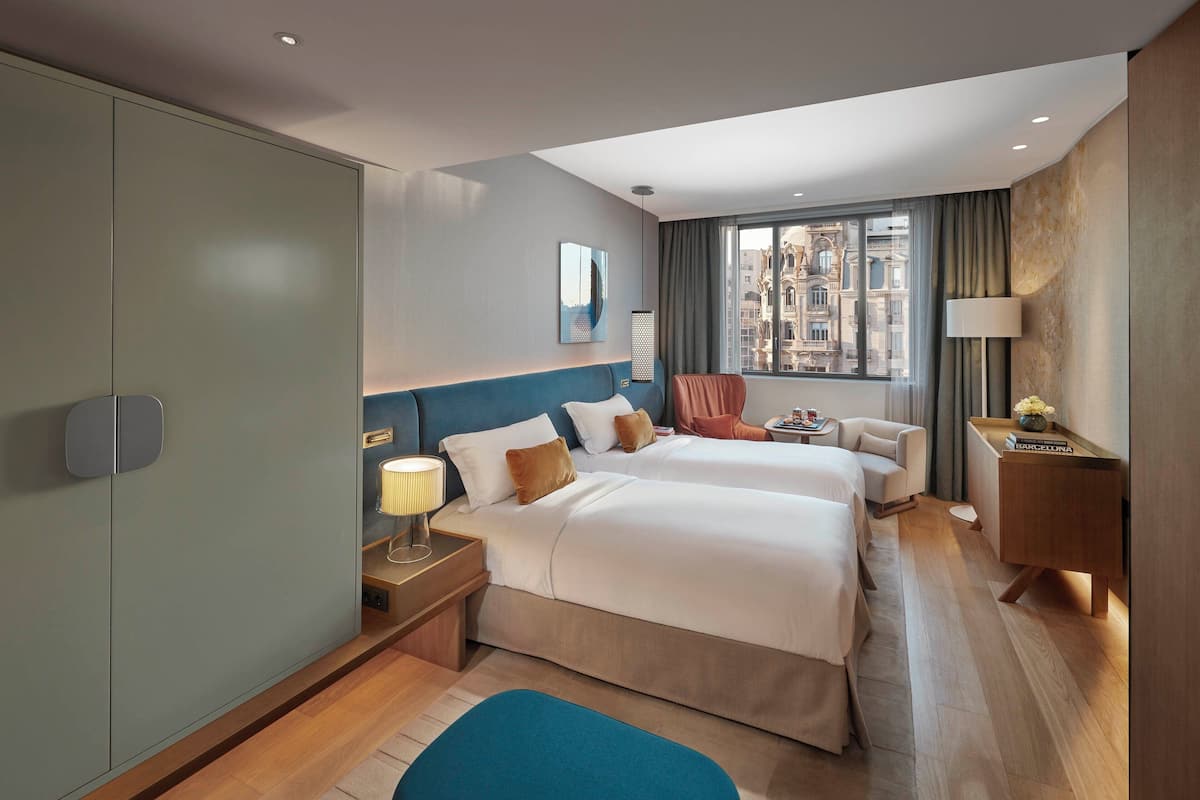 Deluxe-Zimmer, 2 Einzelbetten (Boulevard) | 1 Schlafzimmer, hochwertige Bettwaren, Daunenbettdecken, Minibar