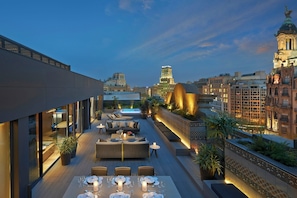 A rooftop terrace with outdoor seating, a pool, and city views. - Mandarin Oriental, Barcelona (Barcelona)