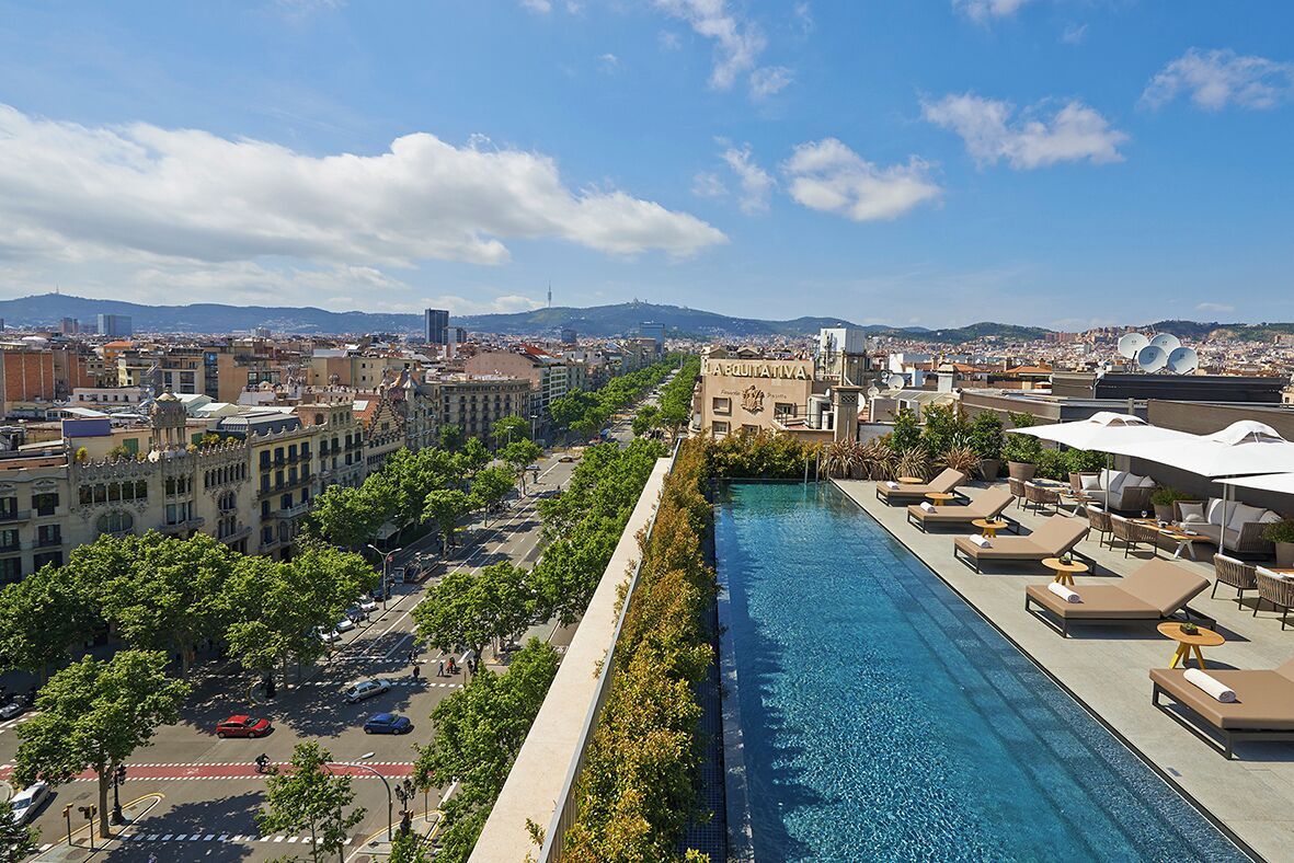 Una piscina techada, una piscina al aire libre