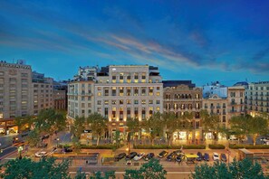 A multi-story hotel with a central courtyard, surrounded by other buildings. - Mandarin Oriental, Barcelona (Barcelona)