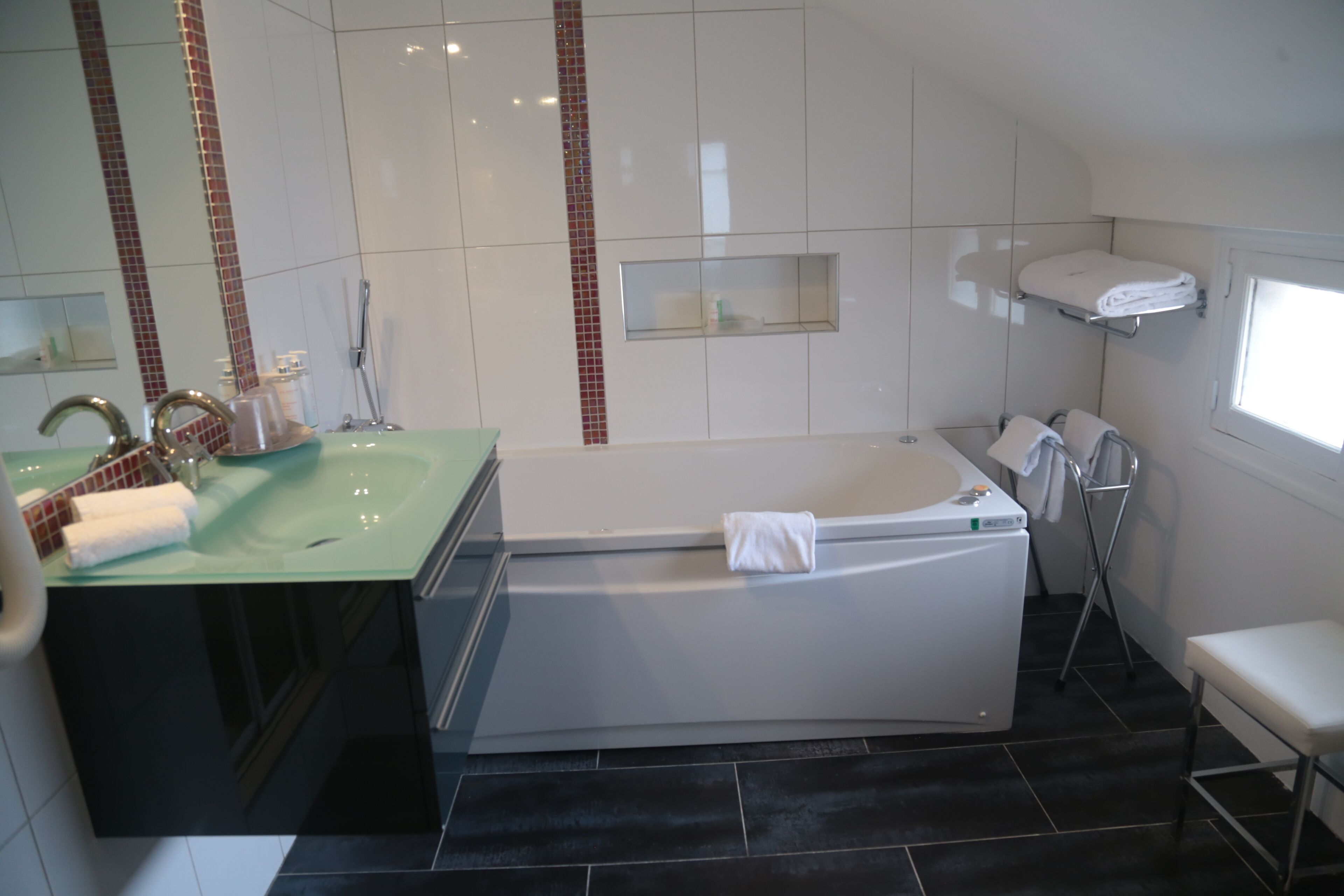 standard double room | bathroom | separate bathtub and shower, jetted bath, free toiletries