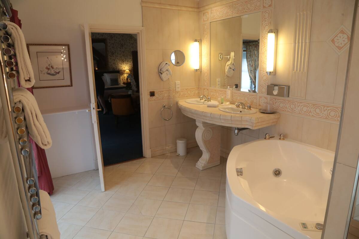 suite | bathroom | separate bathtub and shower, jetted bath, free toiletries