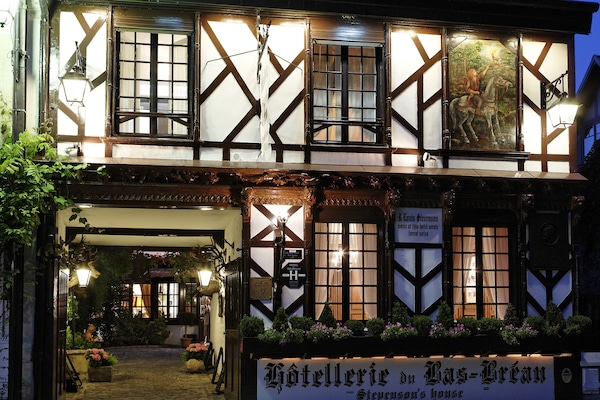 Majoituspaikan julkisivu illalla/yöllä