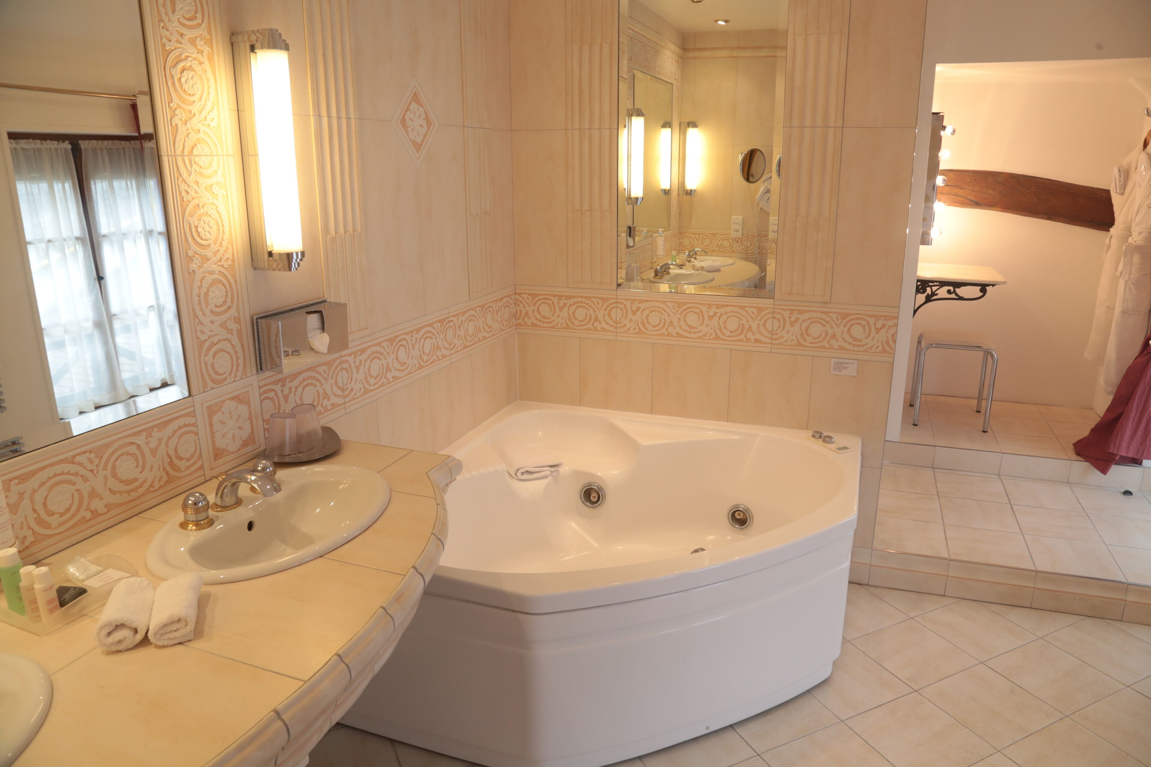 junior suite | bathroom | separate bathtub and shower, jetted bath, free toiletries