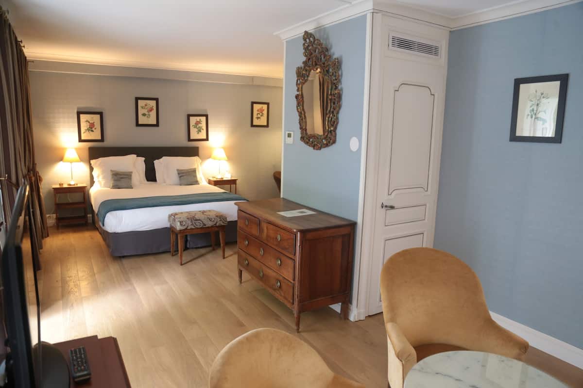 deluxe double room | premium bedding, minibar, in-room safe, individually decorated