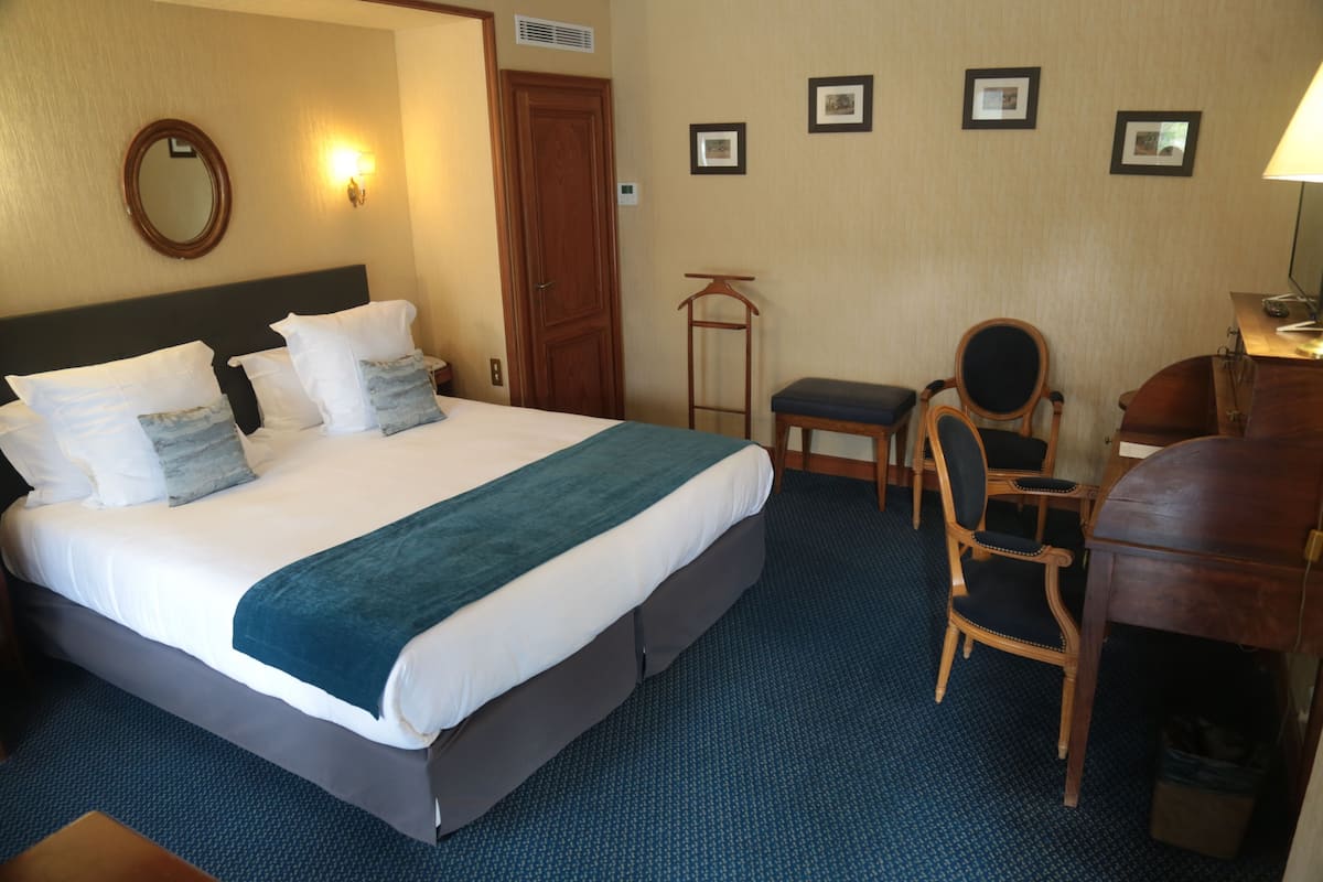 Superior Double Room | Peralatan tempat tidur premium, bar mini, peti besi dalam bilik