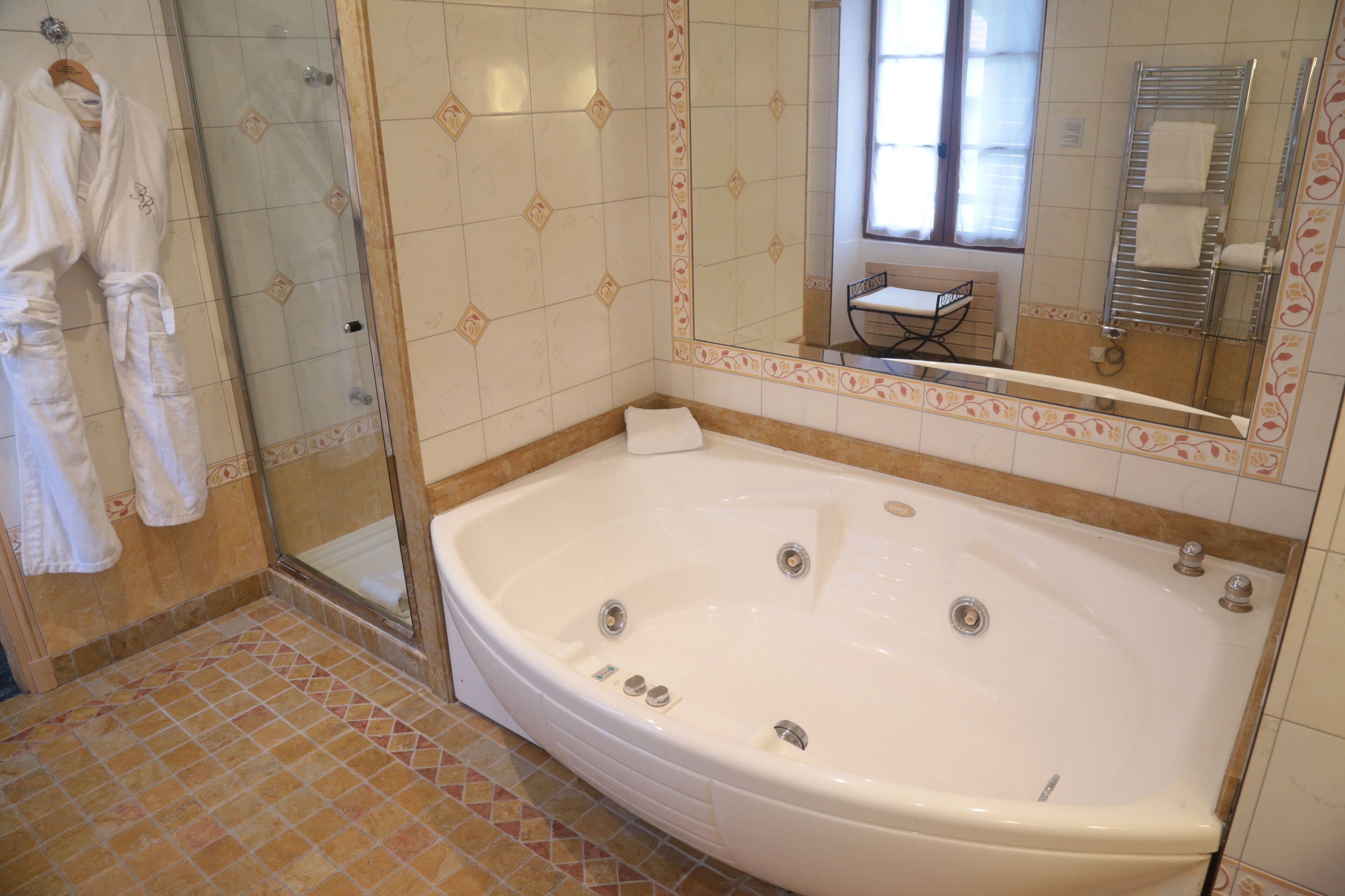 separate bathtub and shower, jetted bath, free toiletries