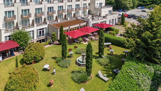 Hotel amb nombroses galeries, zones d'estar a l'aire lliure i un jardí ben cuidat.