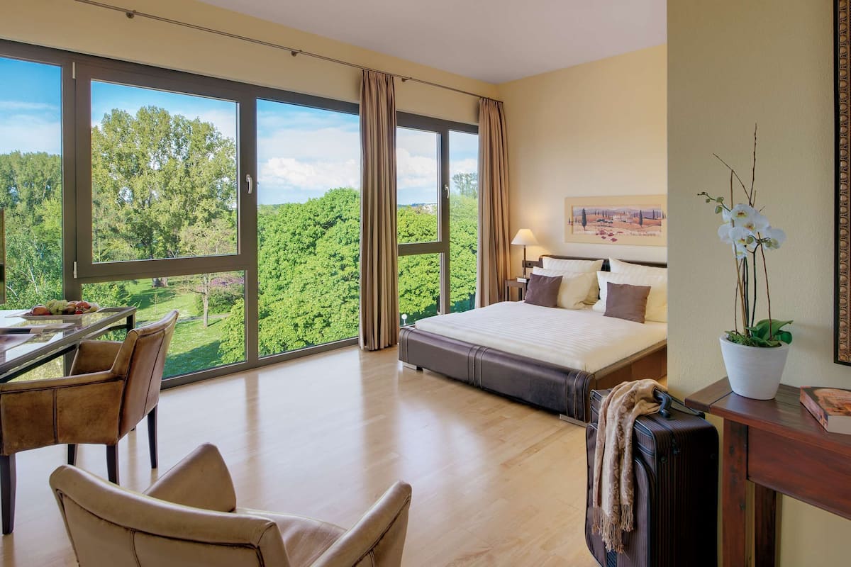 hypo-allergenic bedding, in-room safe, individually furnished, desk