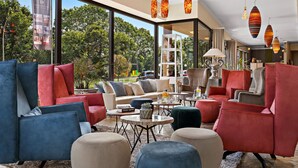 Zona d'estar moderna amb seients còmodes, taula de cafè i il·luminació decorativa.
