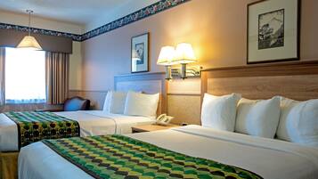 Habitación Deluxe, 2 camas de matrimonio | Escritorio, cortinas opacas, tabla de planchar con plancha y wifi gratis