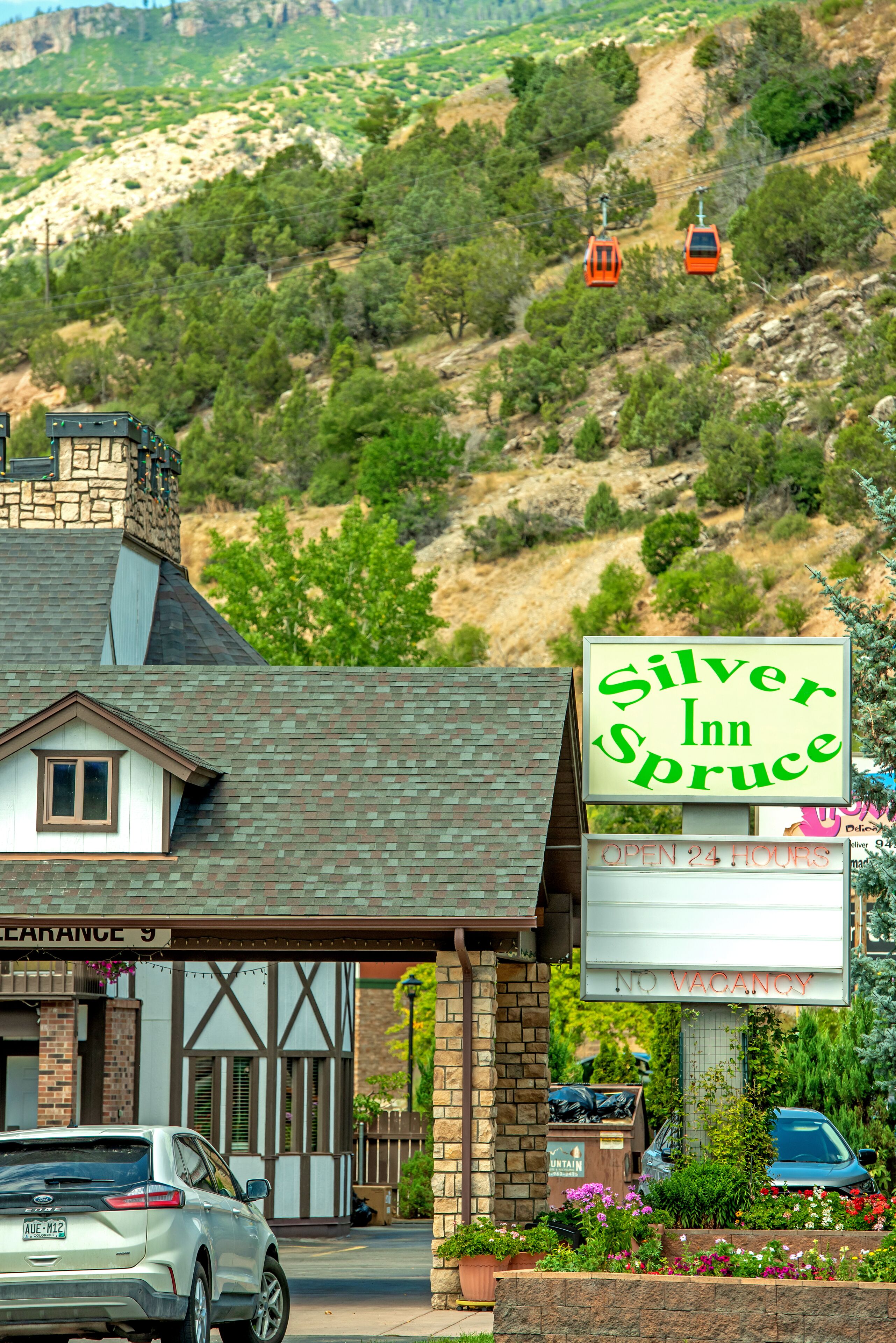 Letrero del Silver Inn que indica servicio las 24 horas y un aviso de 'No hay habitaciones disponibles'.