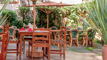 2 restaurants, breakfast served