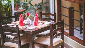 2 restaurants, breakfast served